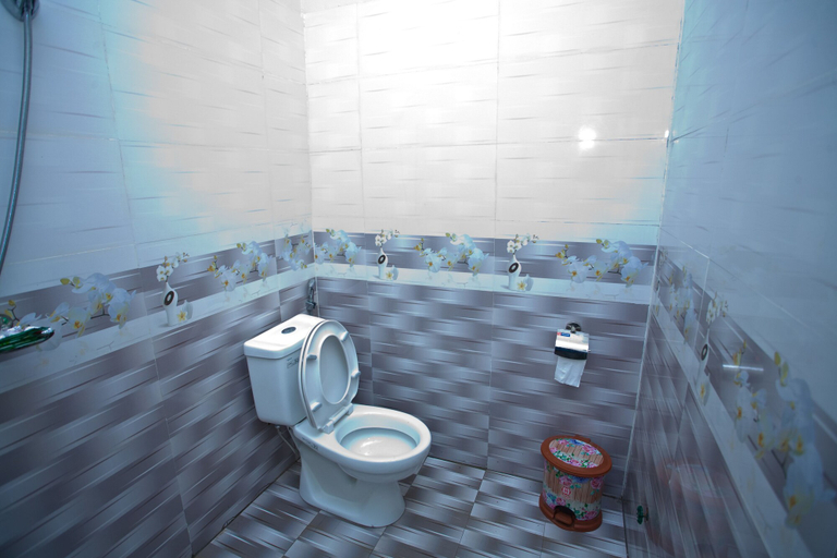 Bathroom 3, Co Cuc Hotel - Hostel, Bố Trạch