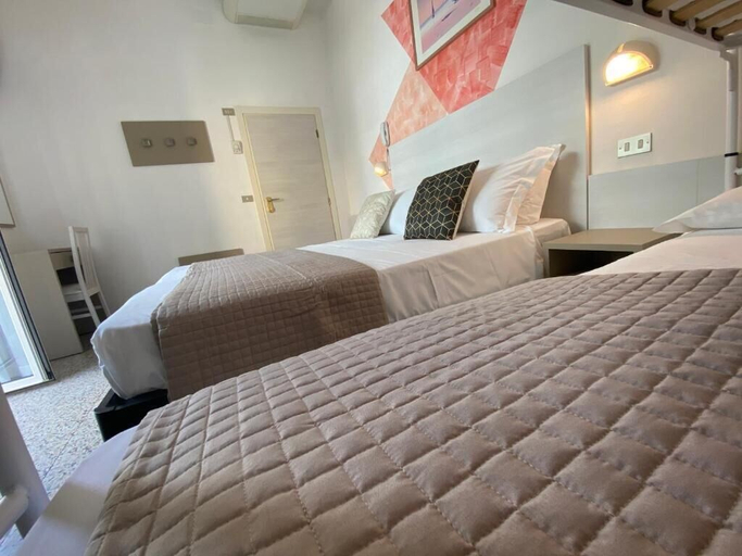 Bedroom 4, Hotel Alevon, Rimini