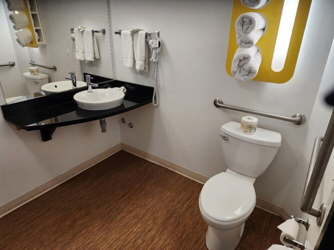 Bathroom 4, Motel 6 Moosomin, SK, Division No. 5