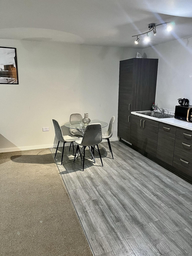Dining, Stunning 2-bed Apartment in Salford, Manchester