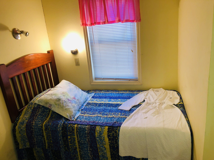 Bedroom 3, Coral Cove Inn