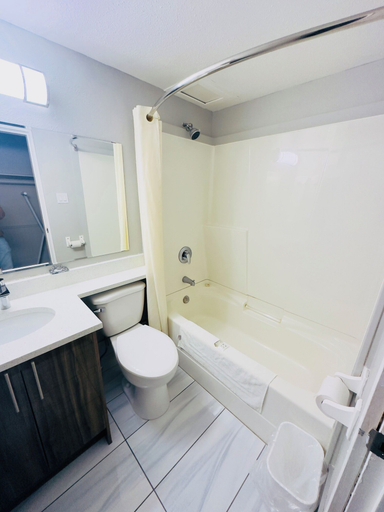 Bathroom 4, Baymont by Wyndham Edson, Division No. 14