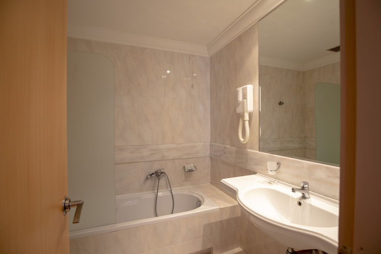 Bathroom 2, Hotel Kypreos Kamena Vourla, Central Greece