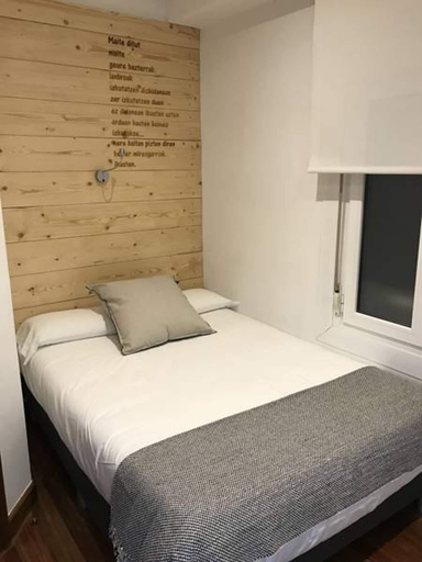 Bedroom 3, Pensión Urkia, Guipúzcoa