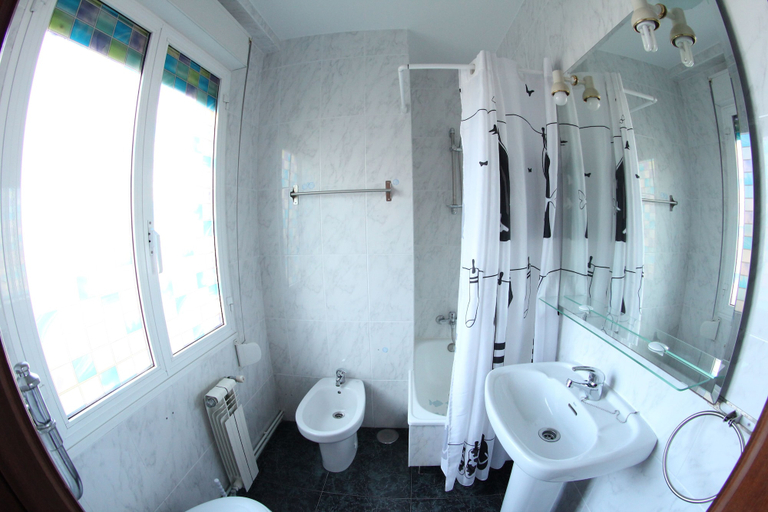 Bathroom 5, PR Plaza de Galicia, A Coruña
