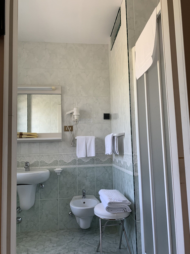 Bathroom 4, Hotel Du Lac, Trento