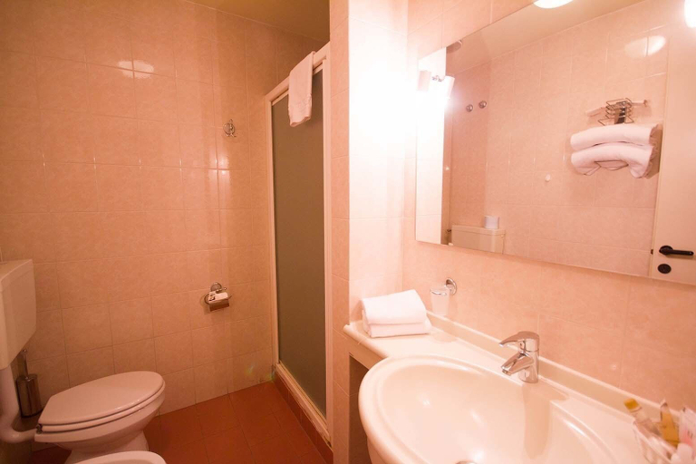 Bathroom 4, Hotel Bifi, Cremona
