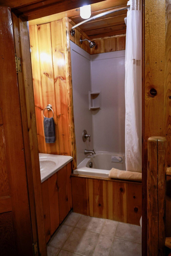Bathroom 3, Twin Pines Lodge & Cabins, Fremont