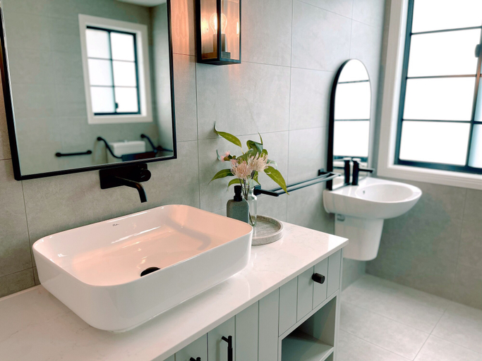 Bathroom 4, Seven Peaks Farm Stay, Caloundra - Rail Corridor