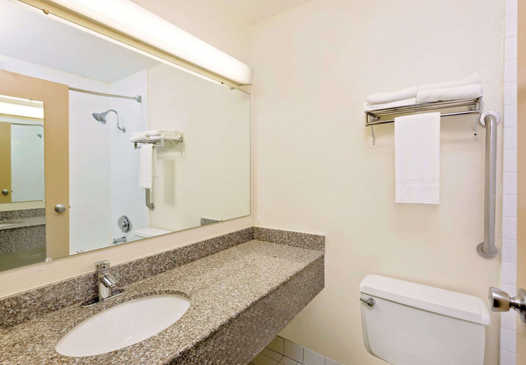 Bathroom 5, Baymont by Wyndham Keokuk, Lee