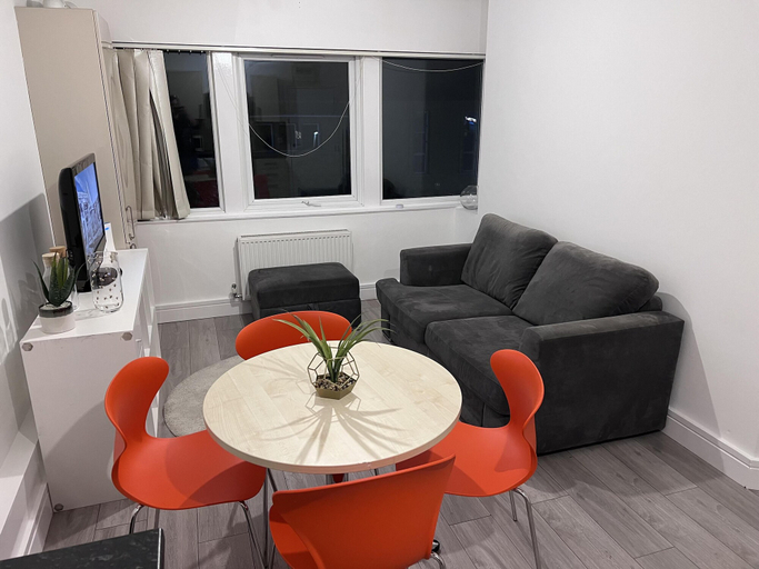 Dining 3, Fantastic 1-bedroom Flat, Surrey