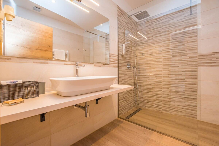 Bathroom 5, Hotel Delfin Lanterna, Poreč