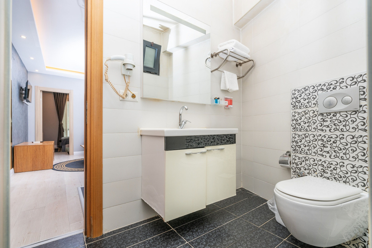 Bathroom 5, COMFORT INN SUITE, Kadıköy