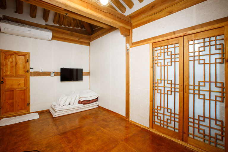 Bedroom 2, GaEunChae II, Jeonju
