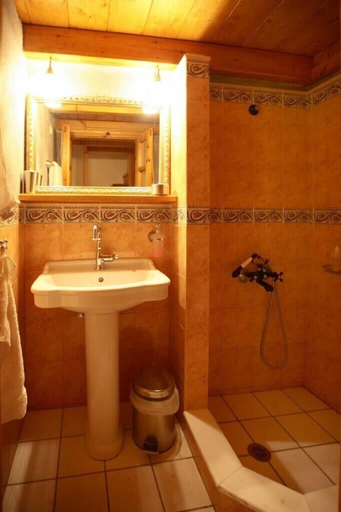 Bathroom, Dorovinis Monemvasia Castlehouses, Peloponnese