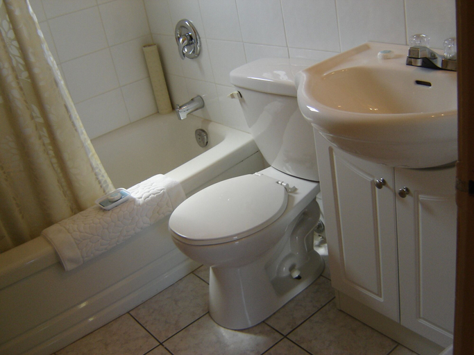 Bathroom 5, Flamingo Motel, Okanagan-Similkameen