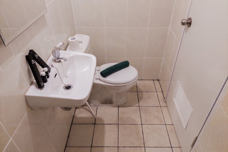 Bathroom 3, Comfort And Warm Studio Room Apartment At M-Town Residence, Tangerang