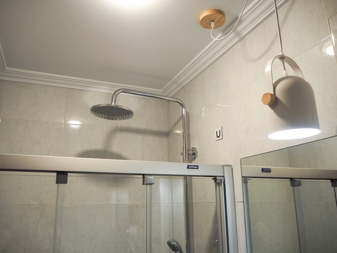 Bathroom 4, Pensión Urkia, Guipúzcoa