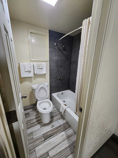 Bathroom 3, Green Garden Inn, Greene