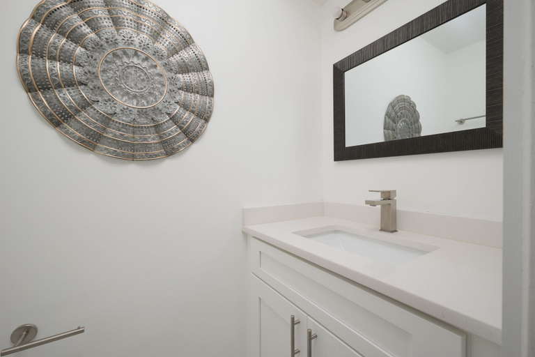 Bathroom 4, Surfside Six F, Saint Johns