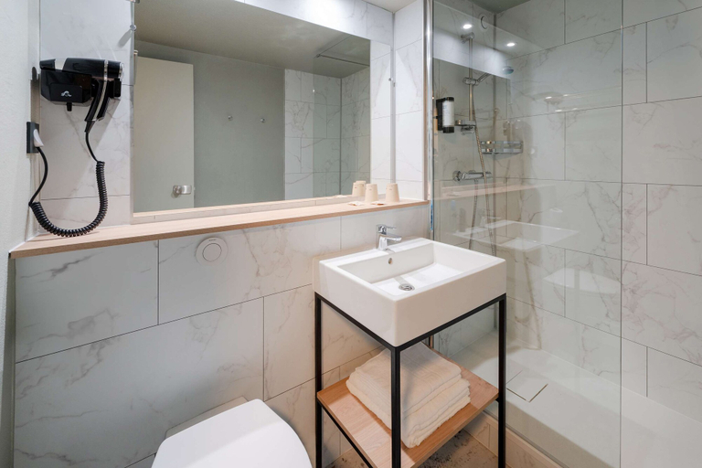 Bathroom 4, Sure Hotel by Best Western Rochefort-Sur-Mer, Charente-Maritime