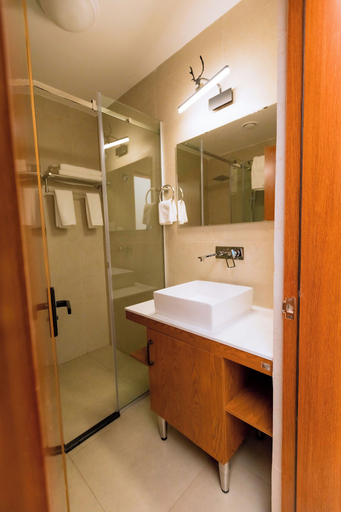 Bathroom 5, The Hut Restaurant & Boutique hotel, Gasabo