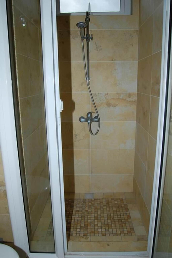 Bathroom 4, DORADE, Black River
