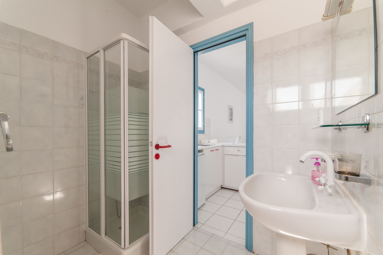 Bathroom 5, Fivos Apartments, South Aegean
