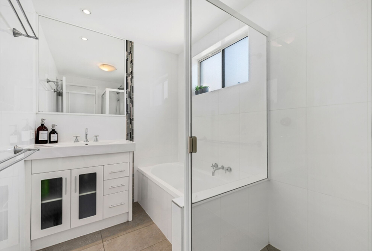 Bathroom 3, Surf Dance Apartments, Maroochy - Coastal North