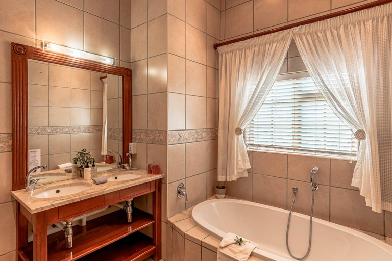 Bathroom 4, Mooiplaas Guesthouse, Eden