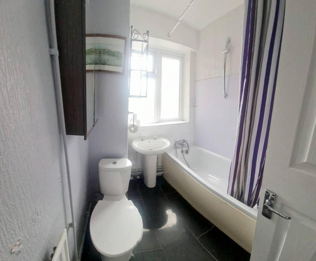 Bathroom, Remarkable 2-bed Apartment in London, London