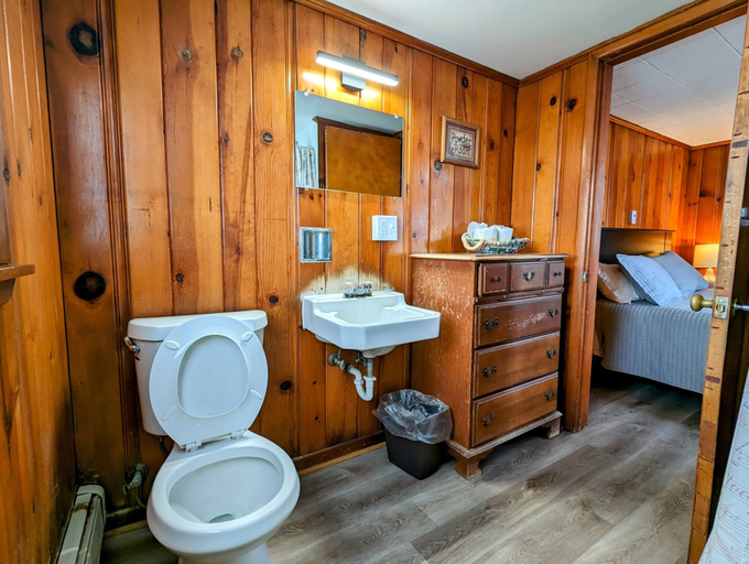 Bathroom 4, Riverside Motel, Niagara