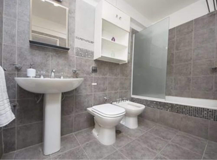 Bathroom, 27 de Abril Apartment 25W, Capital
