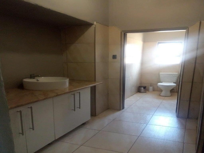 Bathroom 4, Dam Vista Retreat, Mopani
