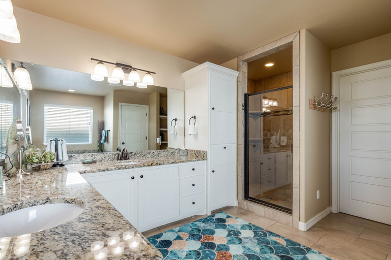 Bathroom 4, Sun Ya Buns, Nueces