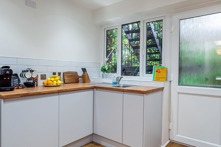 Others 4, Stunning 2-bed Apartment in Purley - Croydon Gem, London