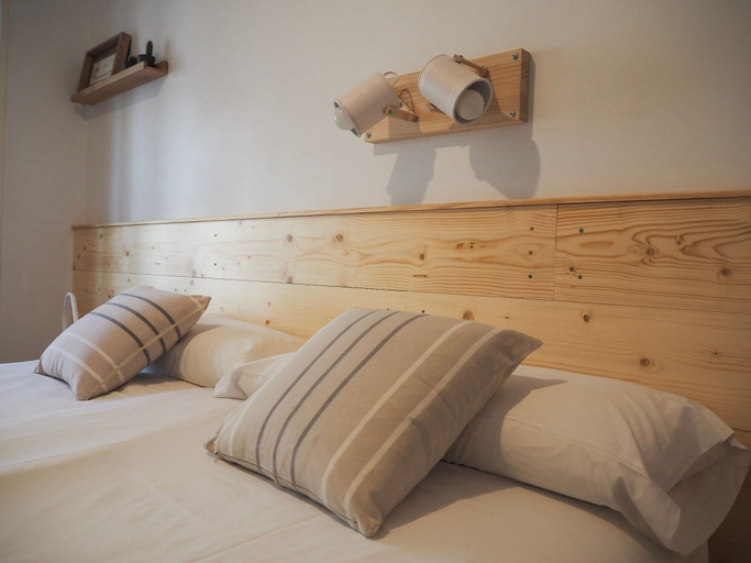 Bedroom 3, Pensión Urkia, Guipúzcoa