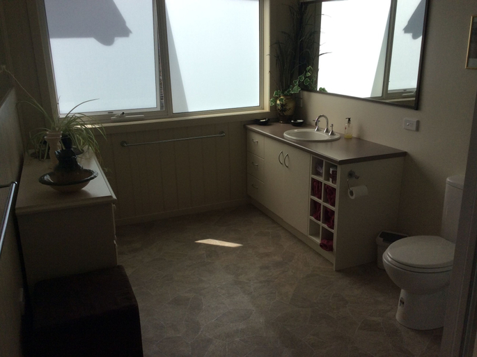 Bathroom 4, Charm on Douglas, Glamorgan-Spring Bay