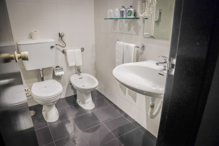 Bathroom 4, Hotel Lara, Valença