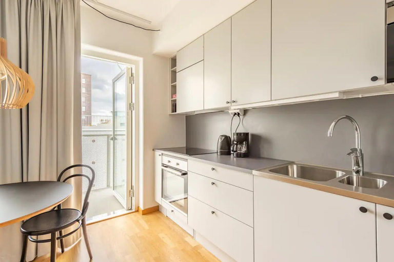 Private kitchen 2, Luxury Business Studio Apartment - Garden View, Sundbyberg