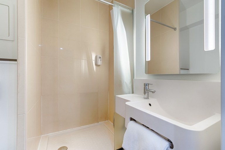 Bathroom 4, B&B HOTEL Paris Meudon Vélizy, Hauts-de-Seine