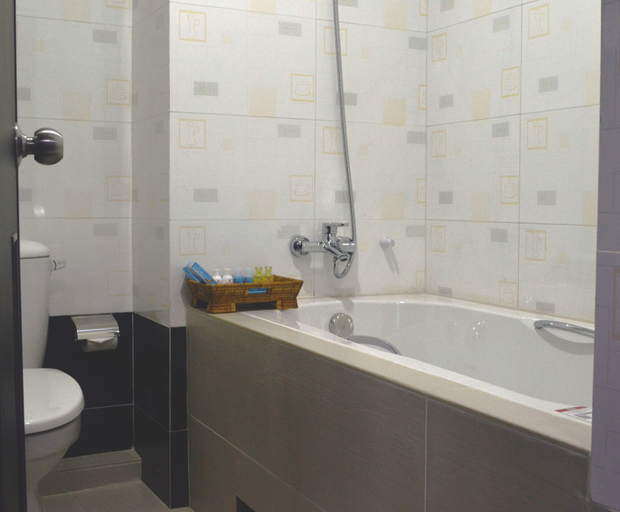 Bathroom, Yangon Airport Hotel, Yangon