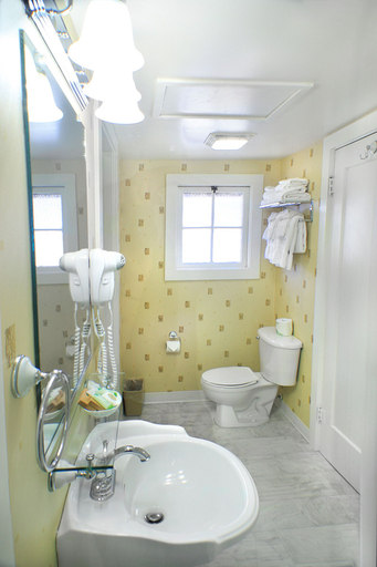 Bathroom 4, Buffalo Bill Village Cabins, Park