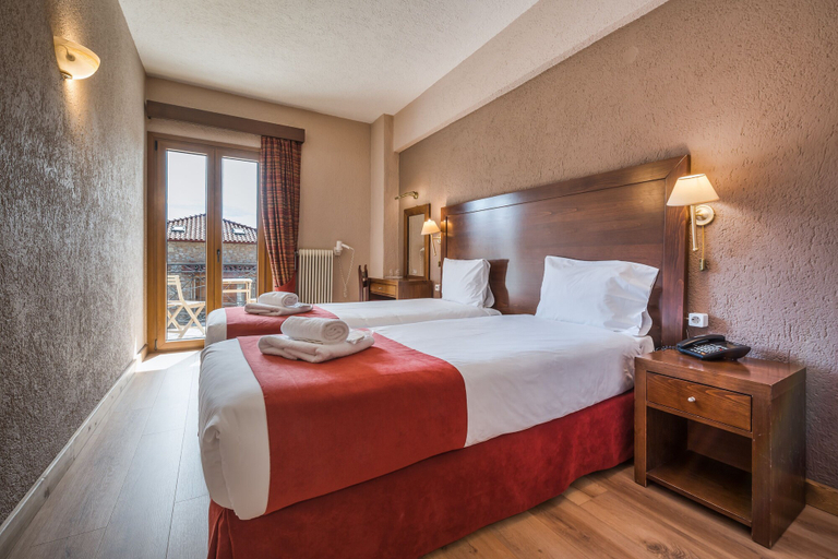 Bedroom 4, Arahova Inn Hotel, Central Greece