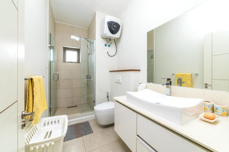 Bathroom 4, Impeccable 2-bed Apartment in Perebere
