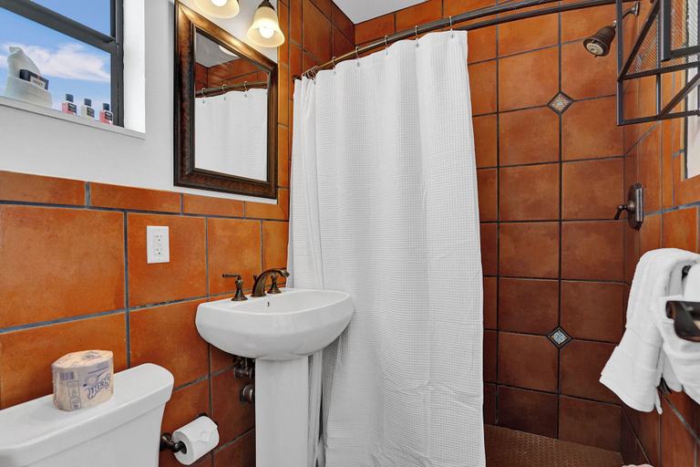 Bathroom 4, Waves on Walnut, Broward