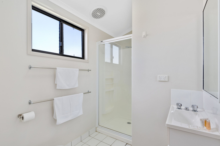 Bathroom 4, Tasman Holiday Parks - Fisherman's Beach, Livingstone - Pt B