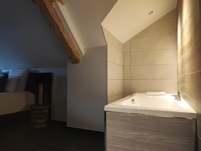Bathroom 4, Géraniums et Neige Fraîche, Doubs