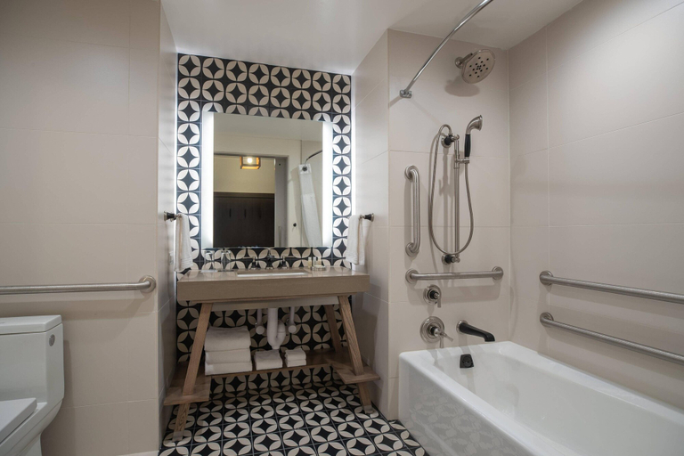 Bathroom 5, Renaissance Columbus Westerville-Polaris Hotel, Delaware