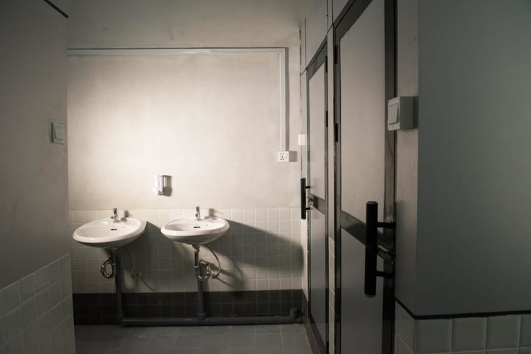 Bathroom 5, Shwe Yo Vintage Hostel, Yangon